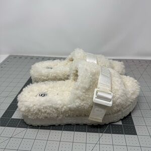UGGS Women's Fluffita Slippers white sheepskin sz 9 (EXGAVO)